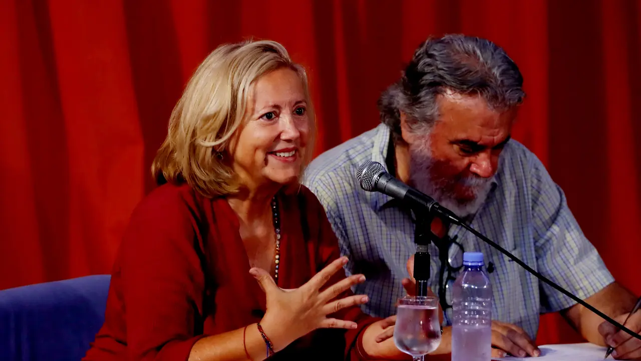 Eva Navarro dio una charla en la Sociedad Democracia