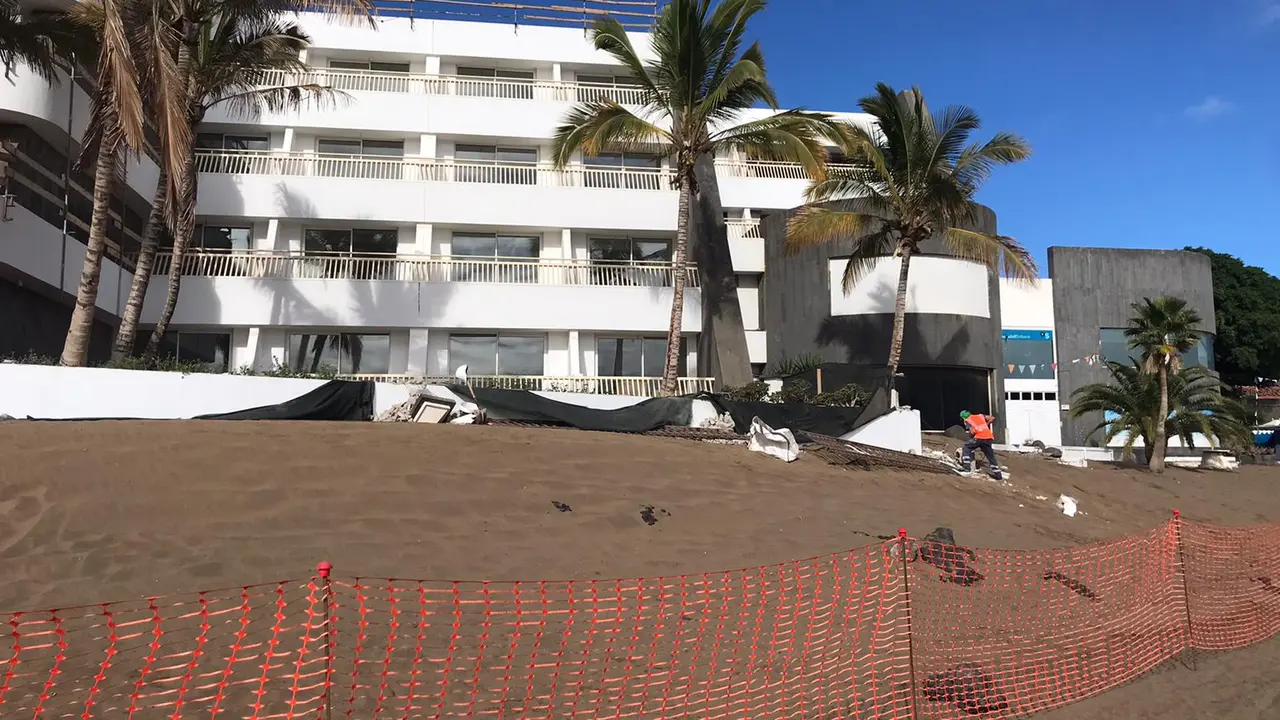 Comienza el derribo de la zona ilegal del Aparthotel Fariones 3