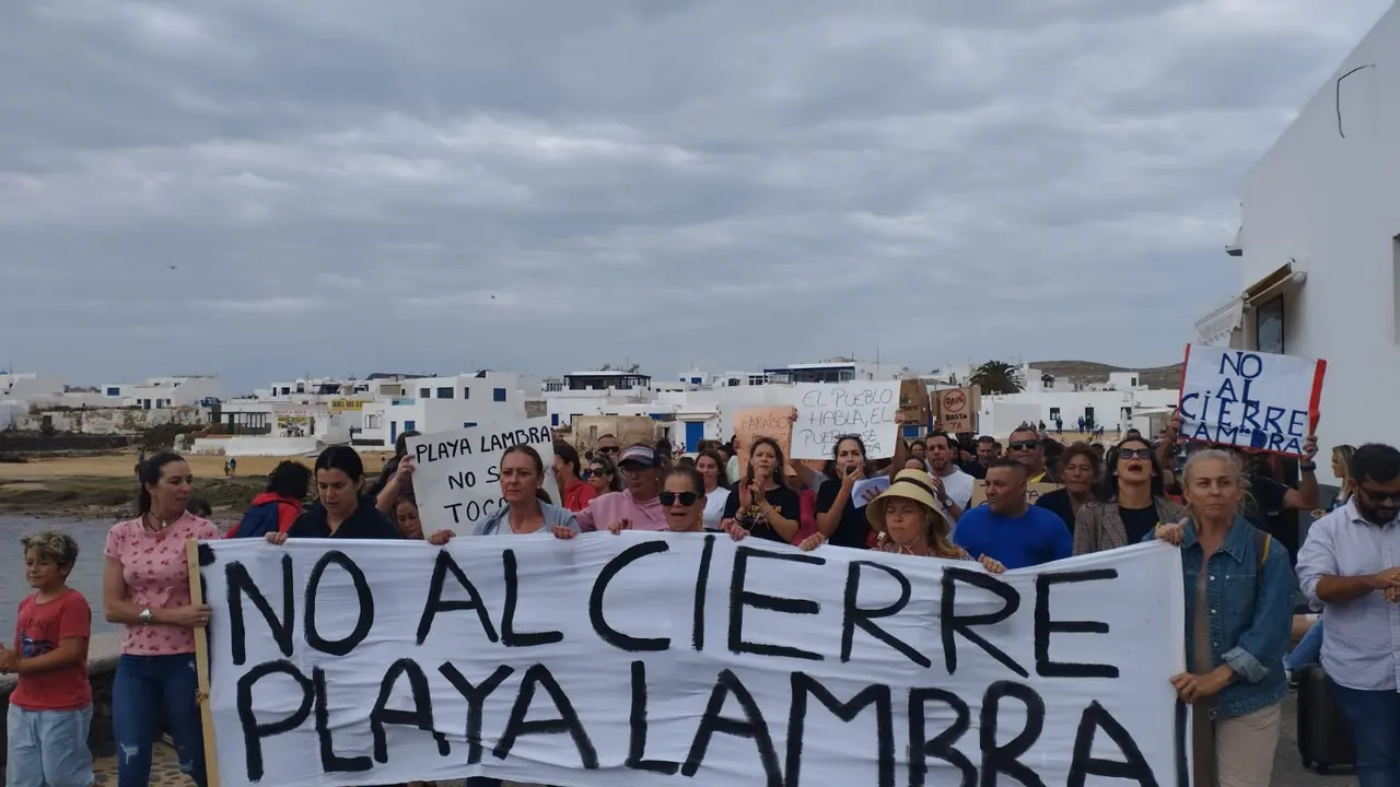 Manifestación Playa Lambra