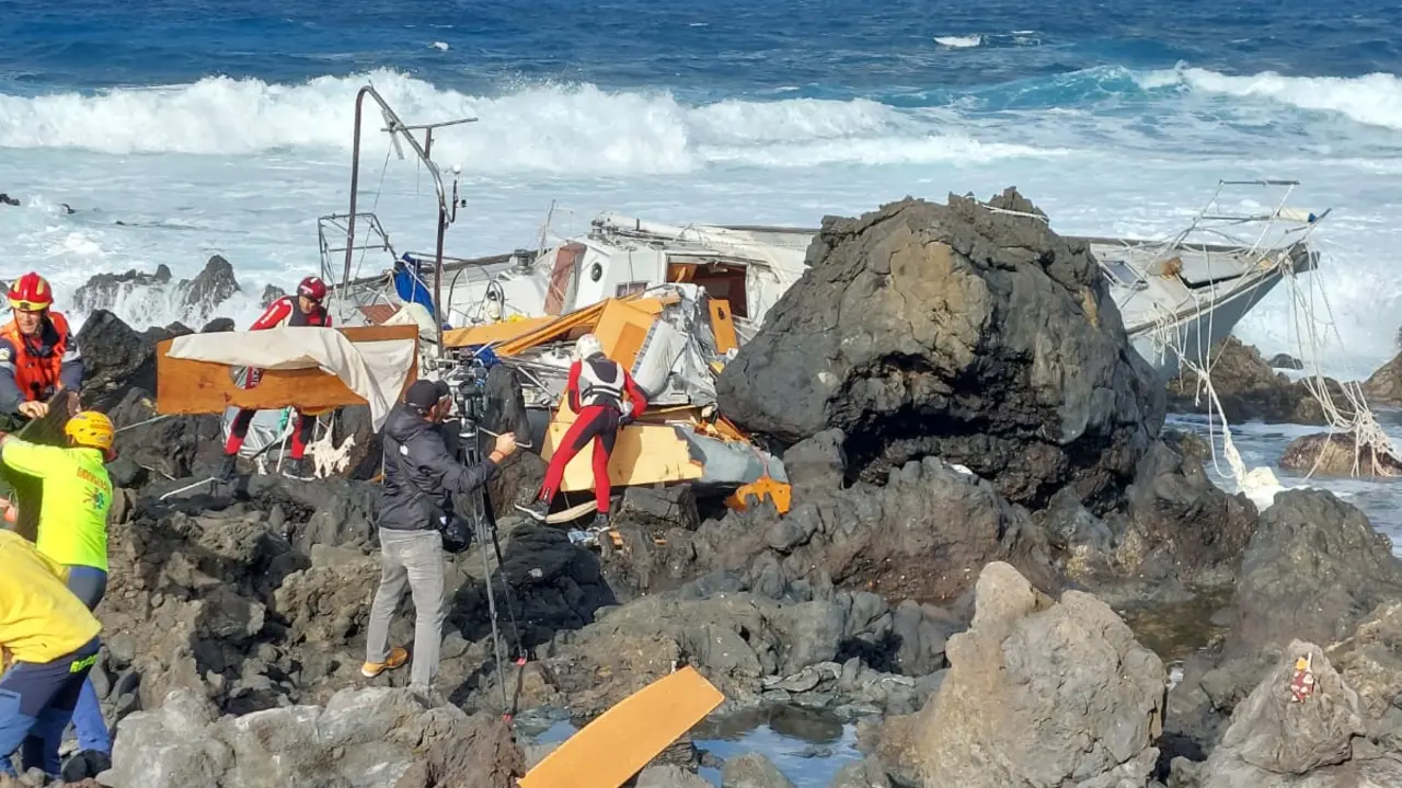 Restos del velero encallado