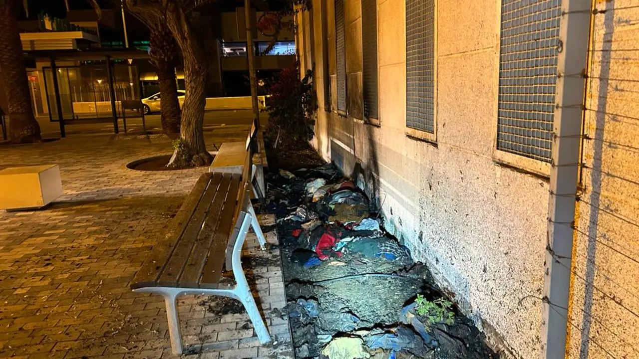 Incendio junto al edificio de la Seguridad Social