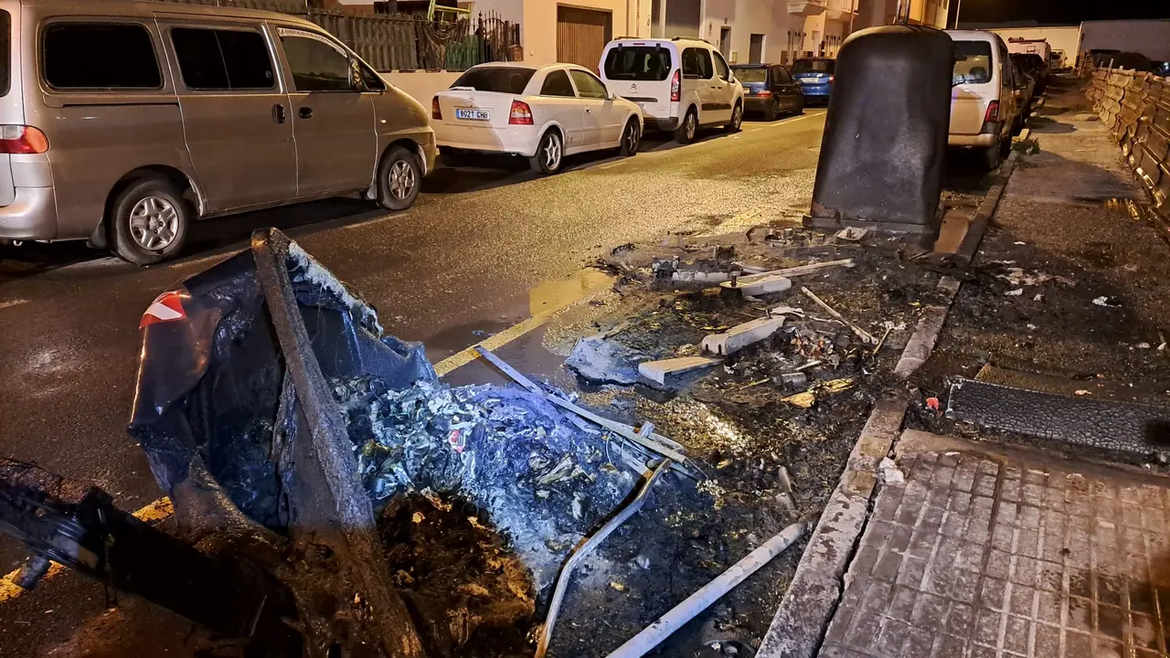 5 contenedores quemados en calle Aires de Lima
