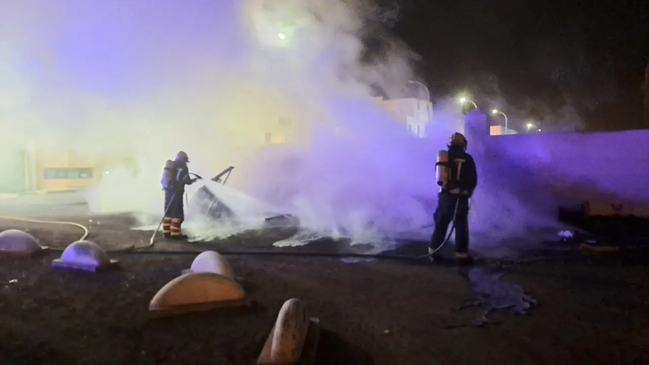 Cuatro contenedores quemados en calle Fasnia 2