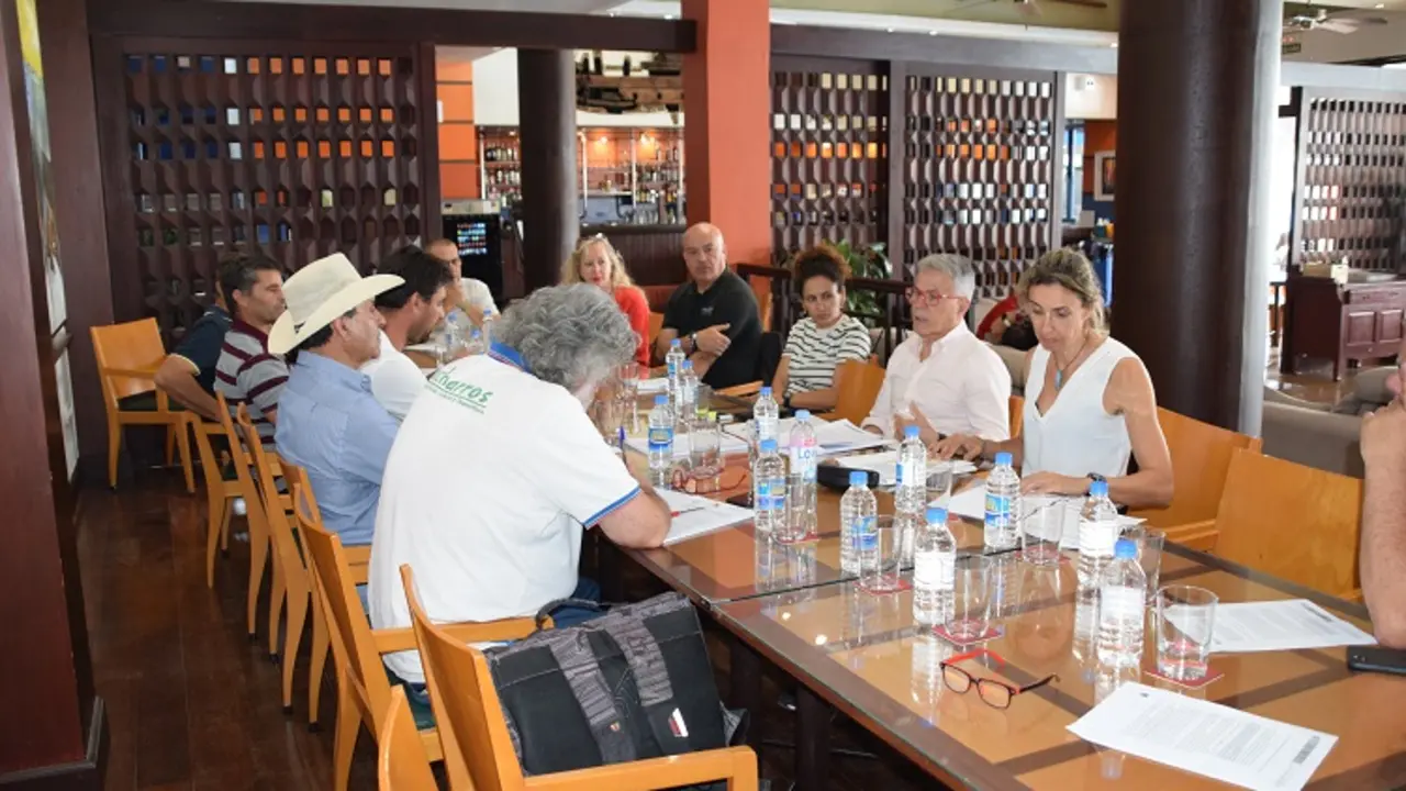 Reunión por las jaulas marinas
