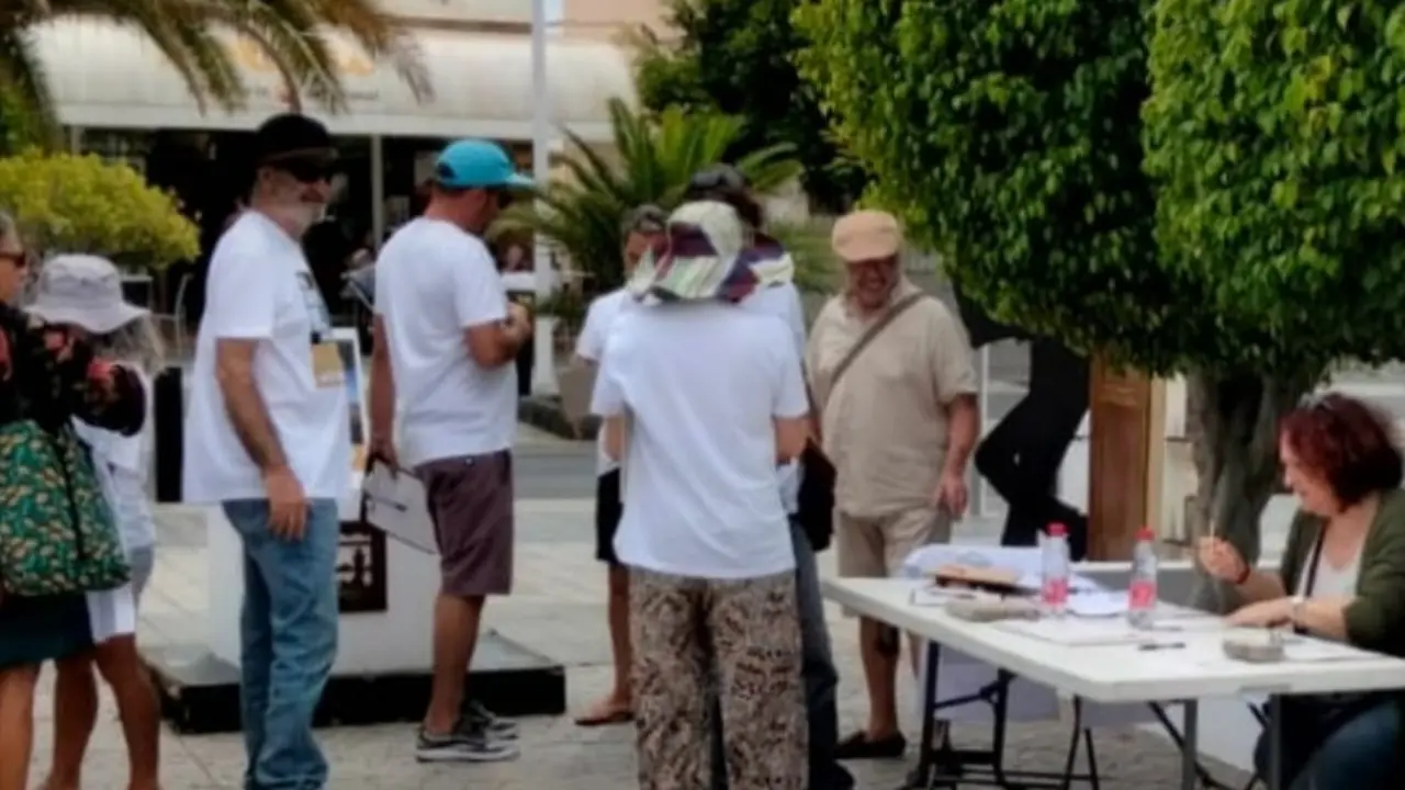 Recogida de firmas en Playa Honda