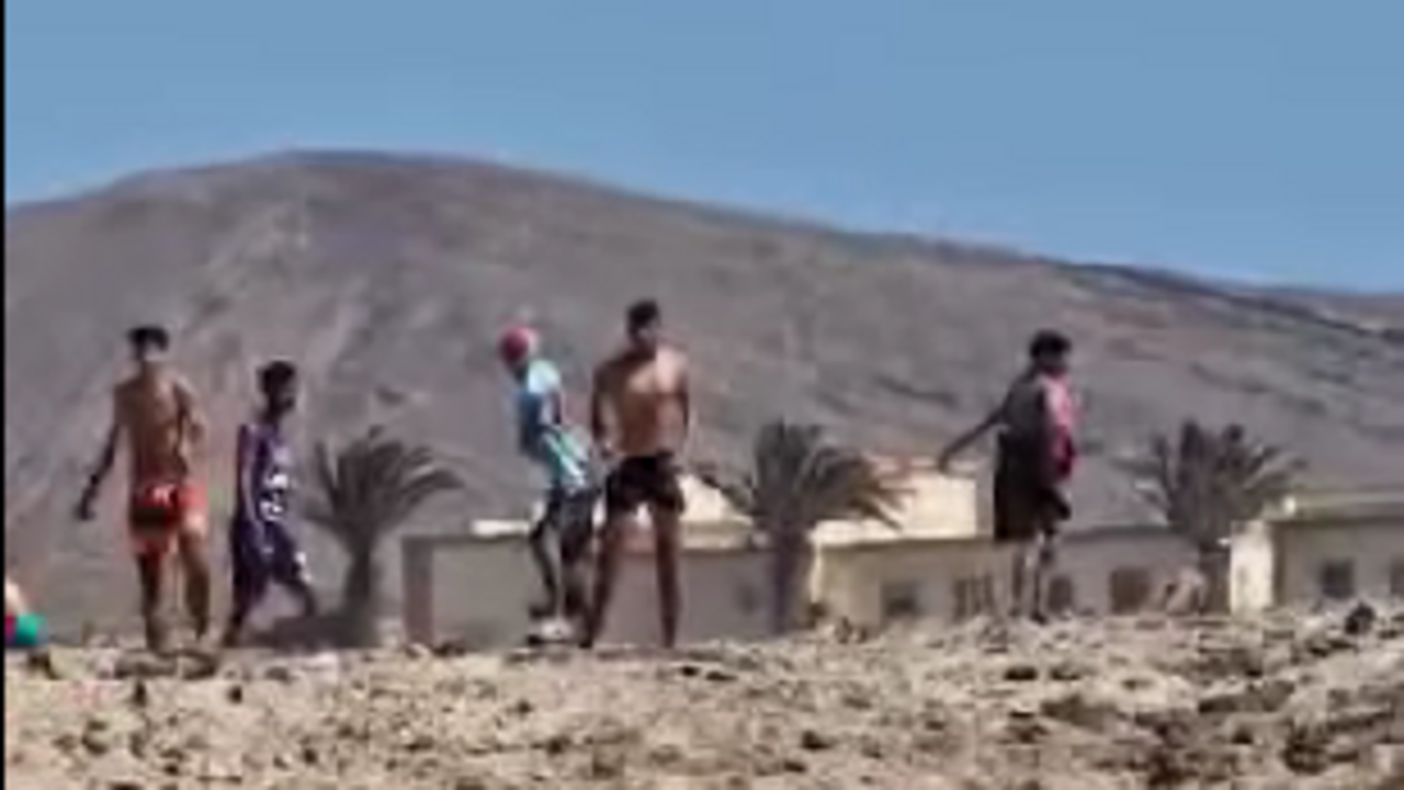 Menores inmigrantes arrojando piedras