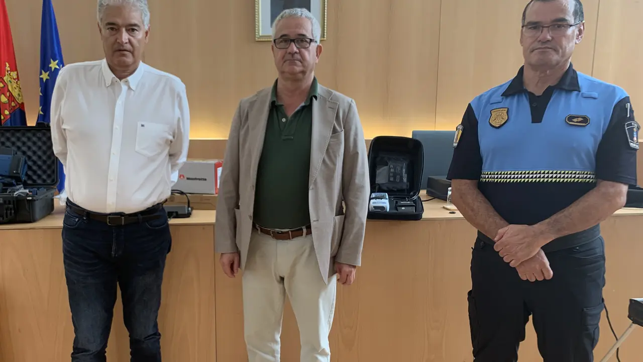 Tías adquere un cinemómetro y un drogotest para la Policía Local