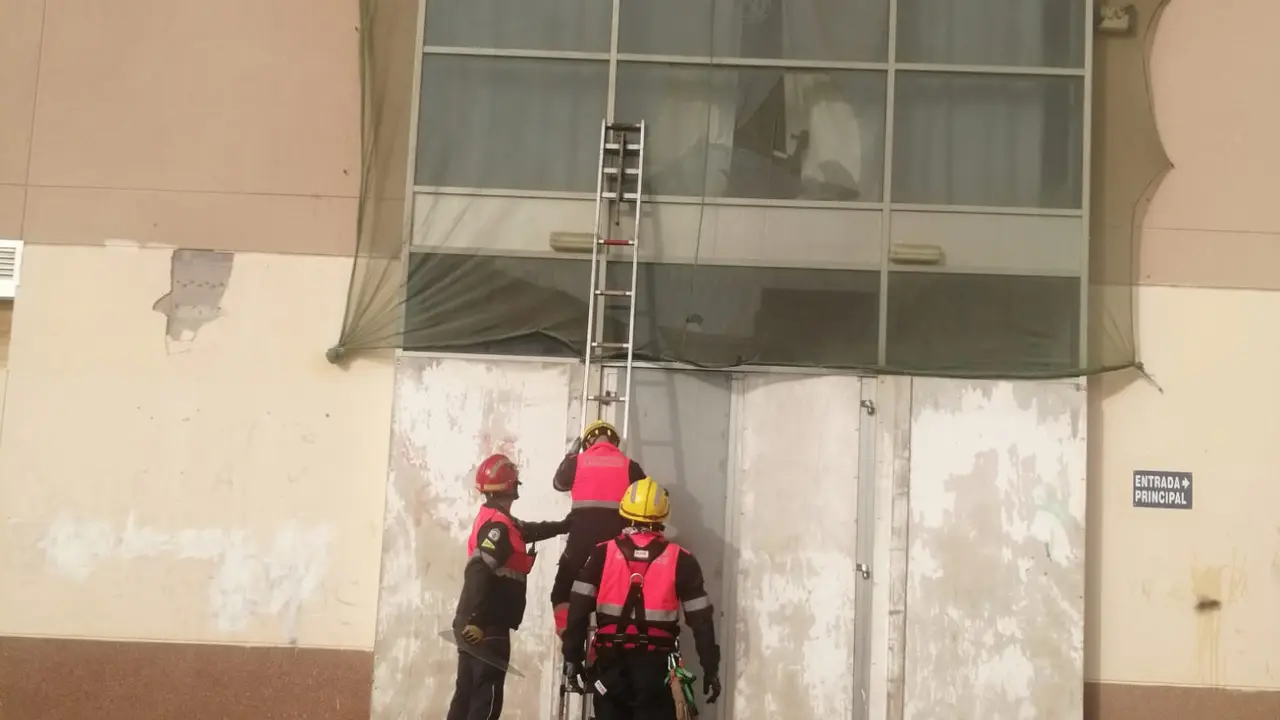 Los bomberos actuando en el lugar