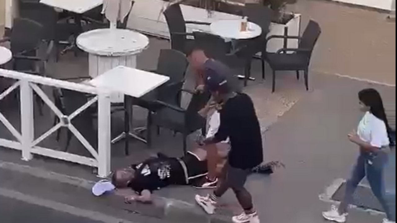 Víctima agonizando en la vía pública