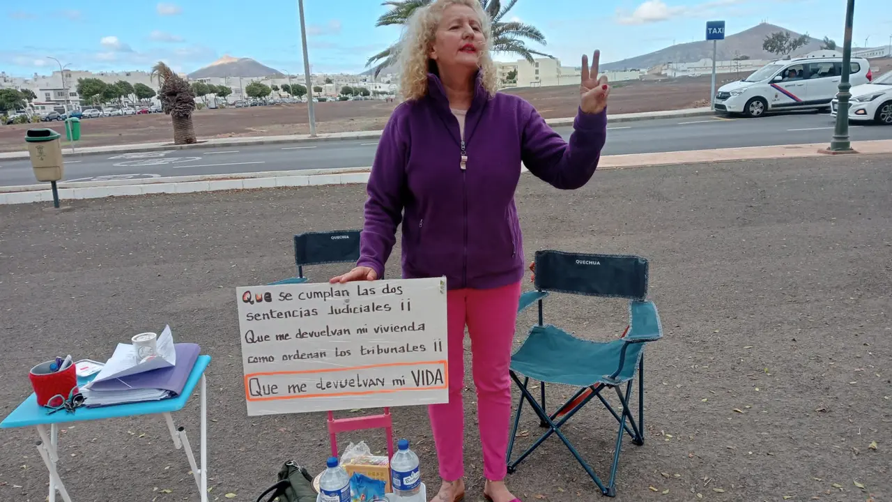 Dolores María Campos a la puerta del Juzgado