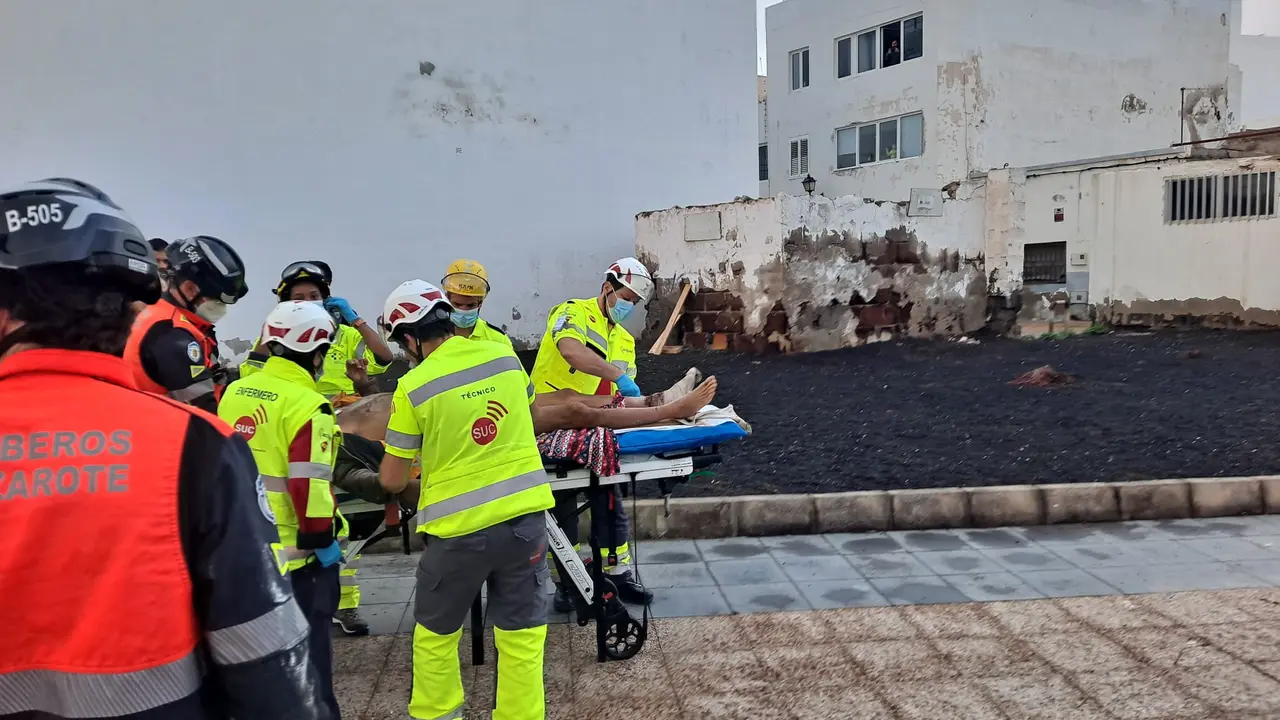 Evacuación del herido tras desplomarse un garaje