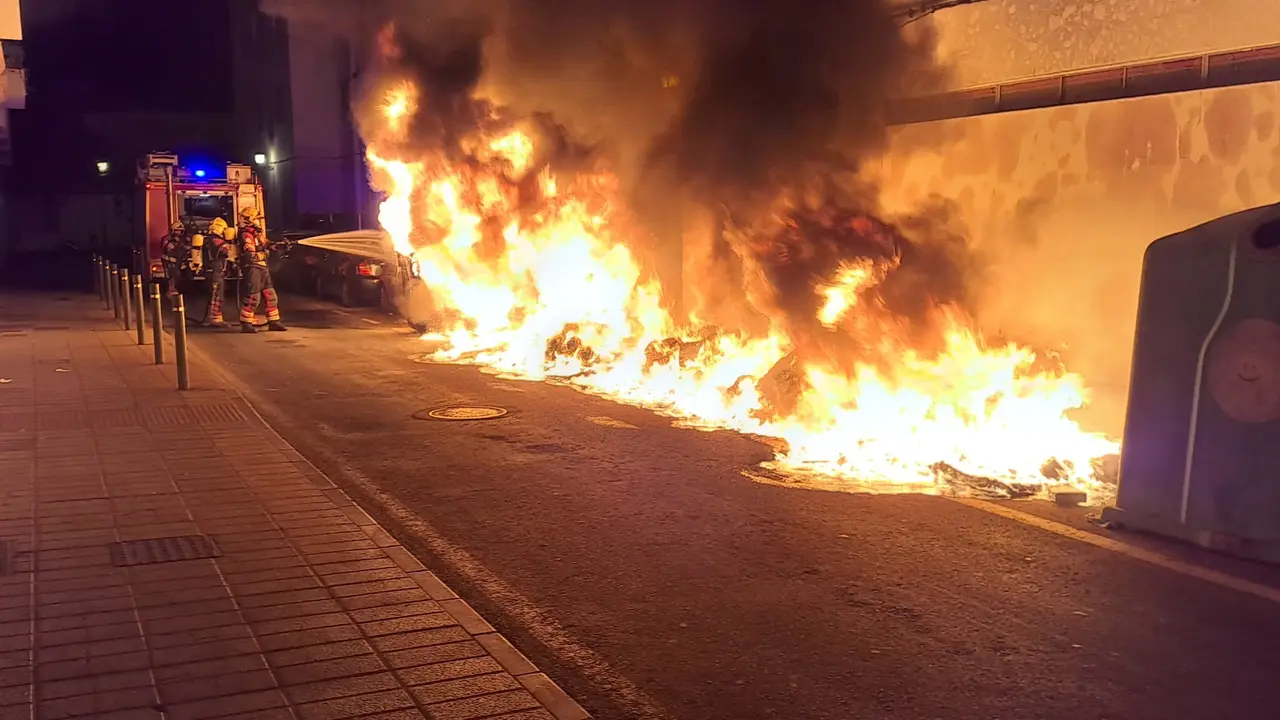 Quema de 19 contenedores y 5 coches en Arrecife
