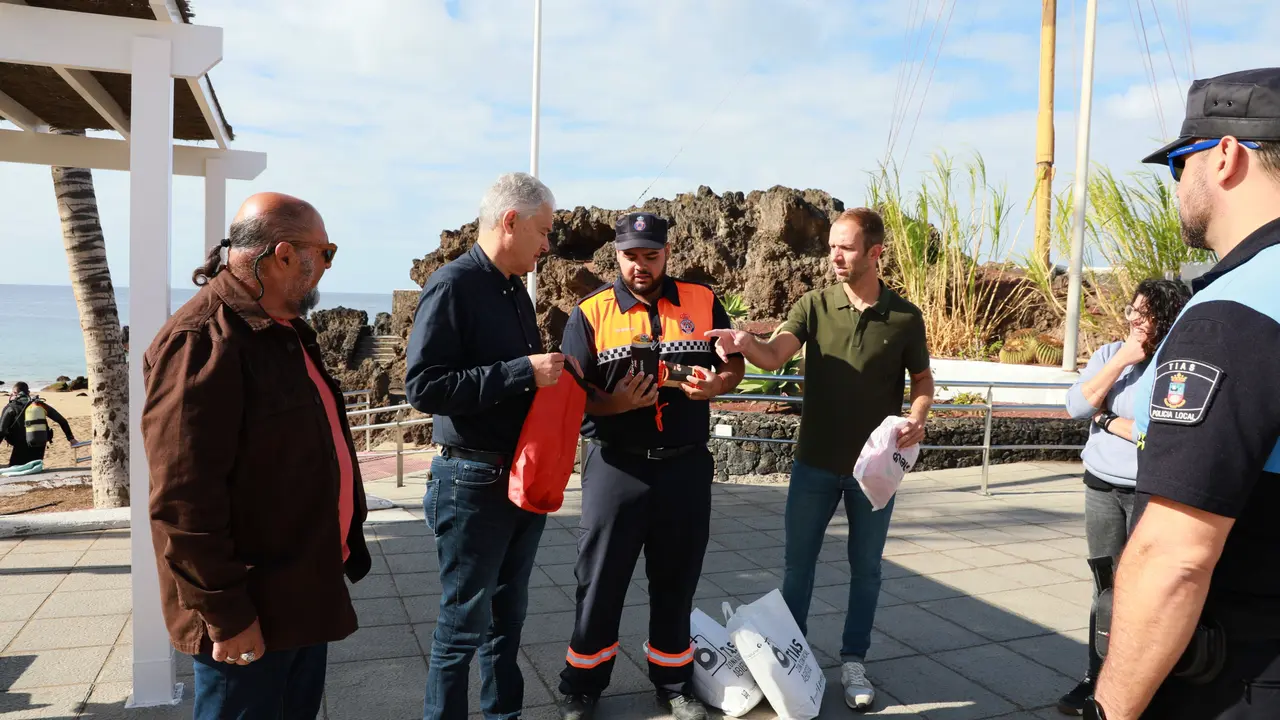 33 dispositivos salvavidas autoinflables en las playas de T&iacute;as