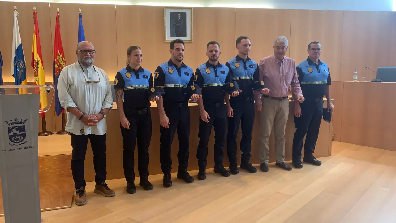 Toma de posesión de 4 nuevos policías en Tías 2
