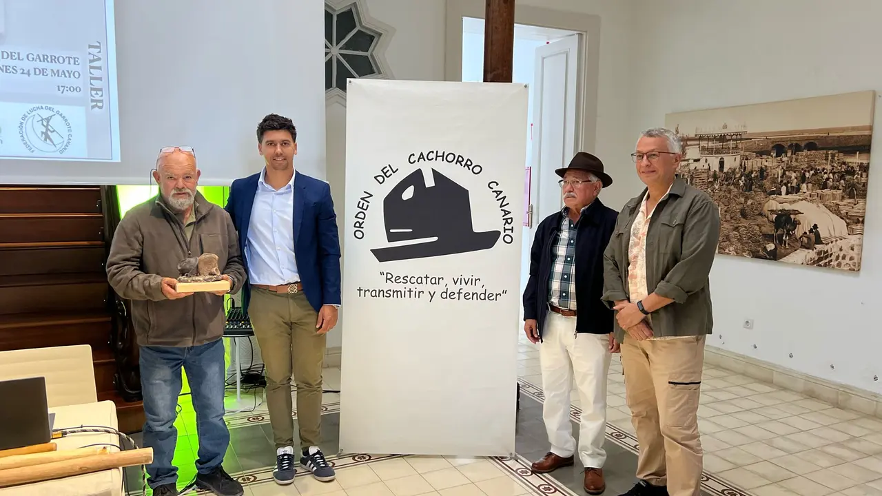 Guadarfía recibiendo la orden del Cachorro Canario