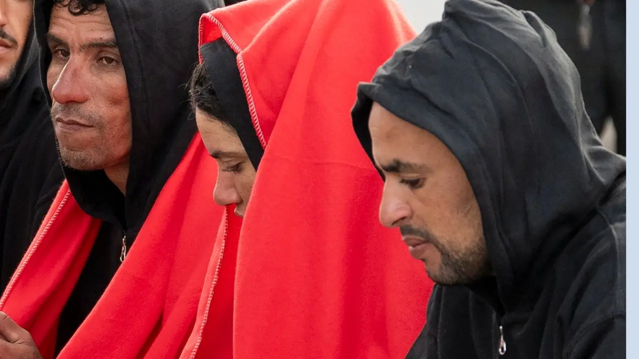 Una mujer entre los inmigrantes desembarcados en Orzola