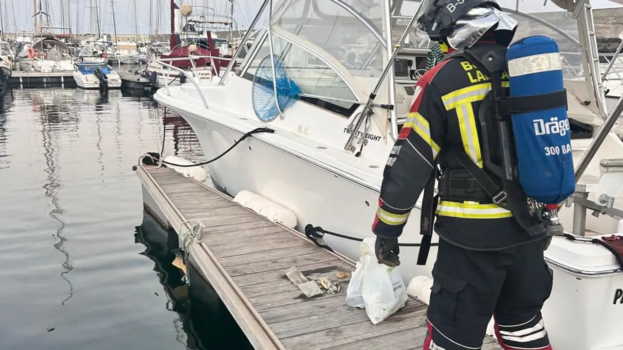 Bomberos en Puerto Calero