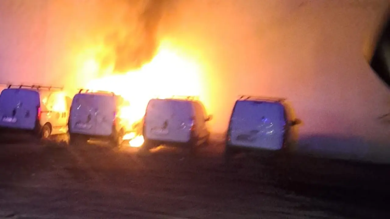 Tres vehículos incendiados en Argana 2