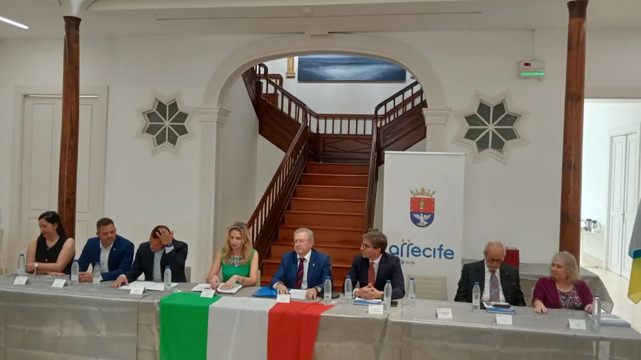 TAVOLO PRESIDENZIALE
