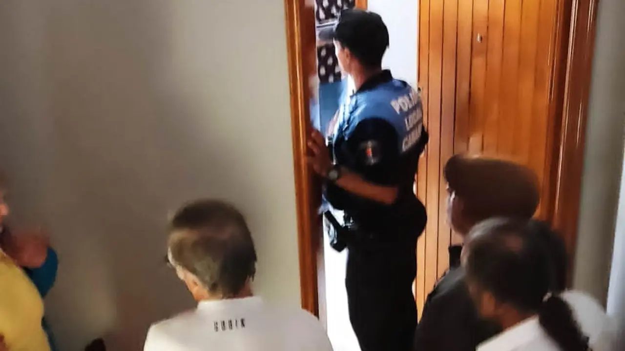 Momento en que la Policía Local irrumpió en la vivienda okupada
