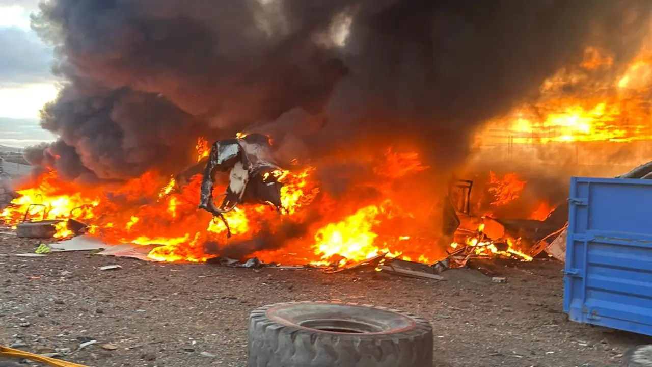 Incendio en el desguace de coches de Argana 4