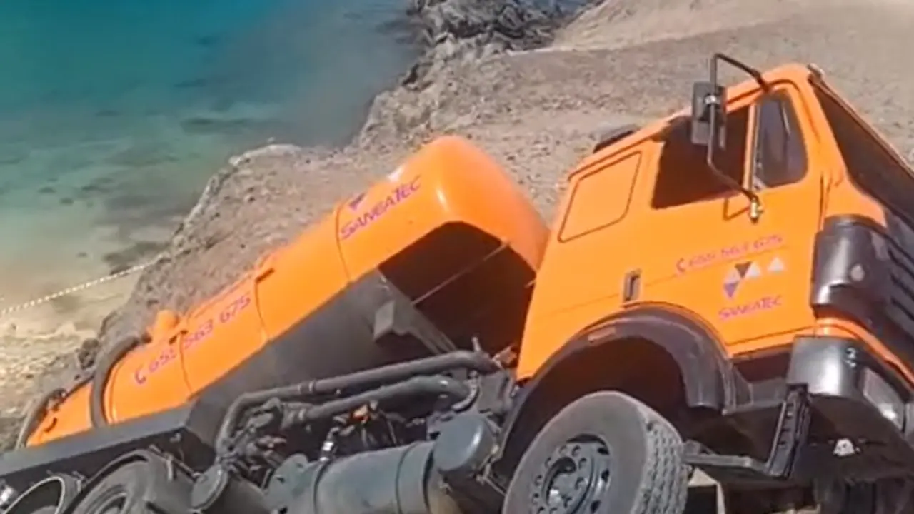 Cami&oacute;n ca&iacute;do en Papagayo 2