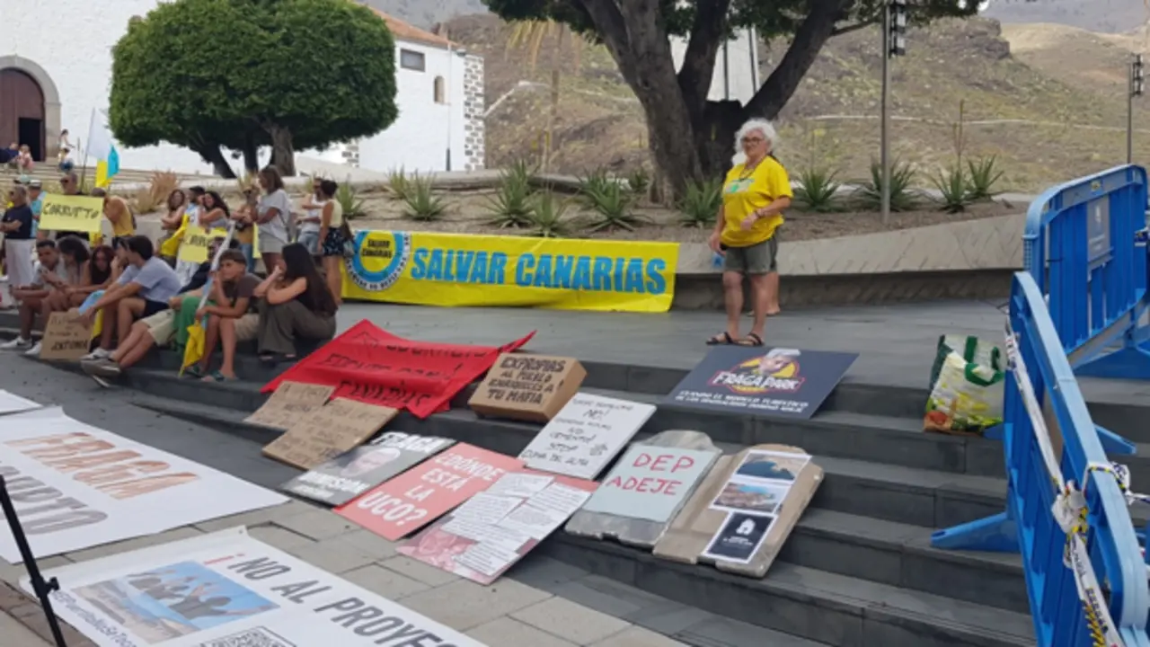 Concentraci&oacute;n frente al ayuntamiento de Adeje