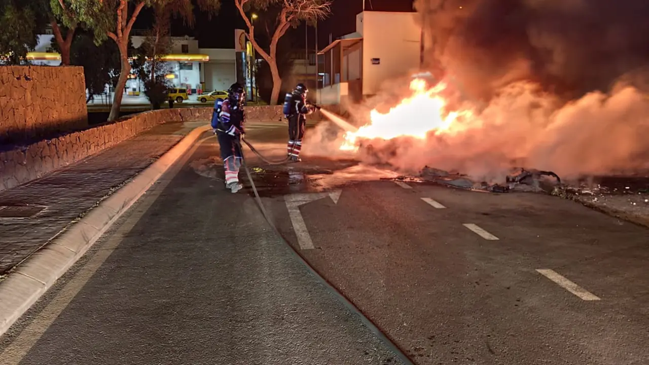 Incendio de contenedores en calle Palma de Mallorca 2