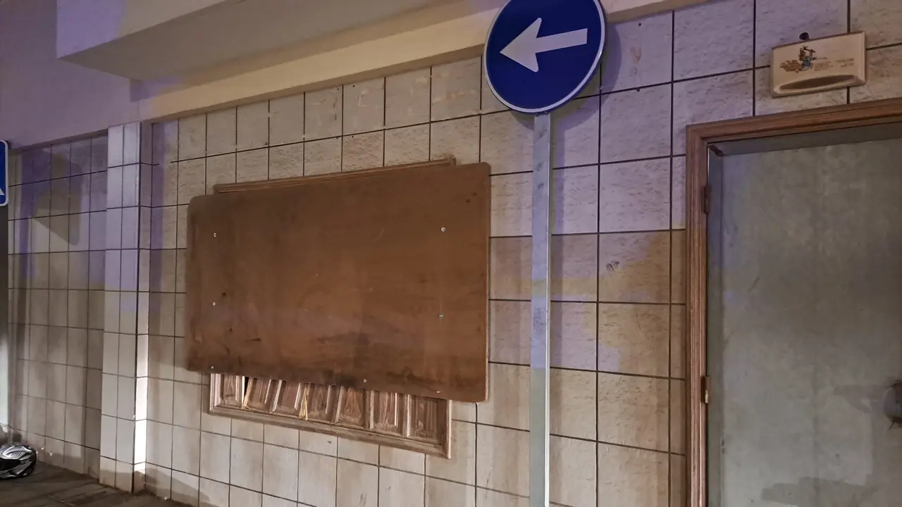Tapiado de la ventana en la que se estrell&oacute; la moto