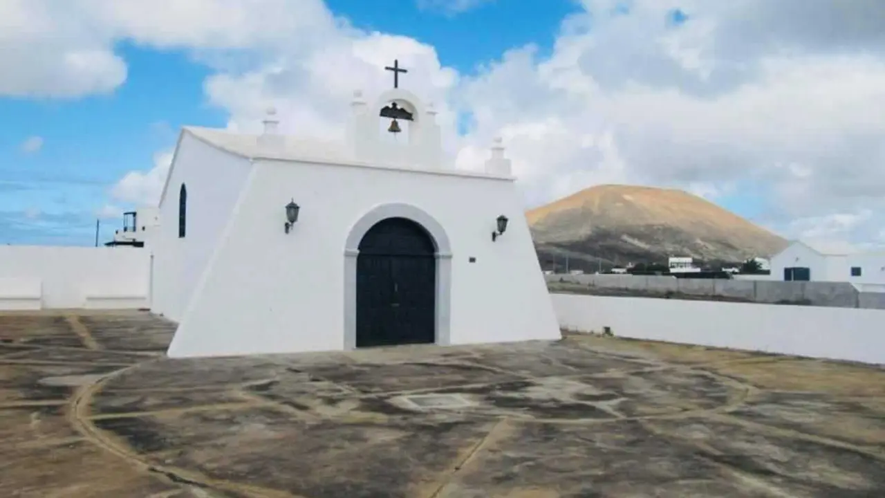 PLAZA E IGLESIA DE MASDACHE