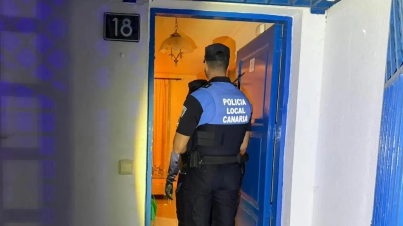 Agentes de polic&iacute;a en la vivienda okupada