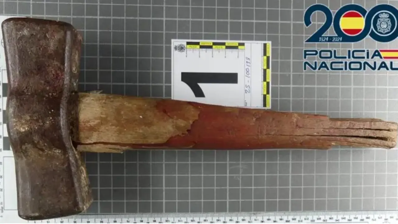 ;Martillo empleado para matar a su padre