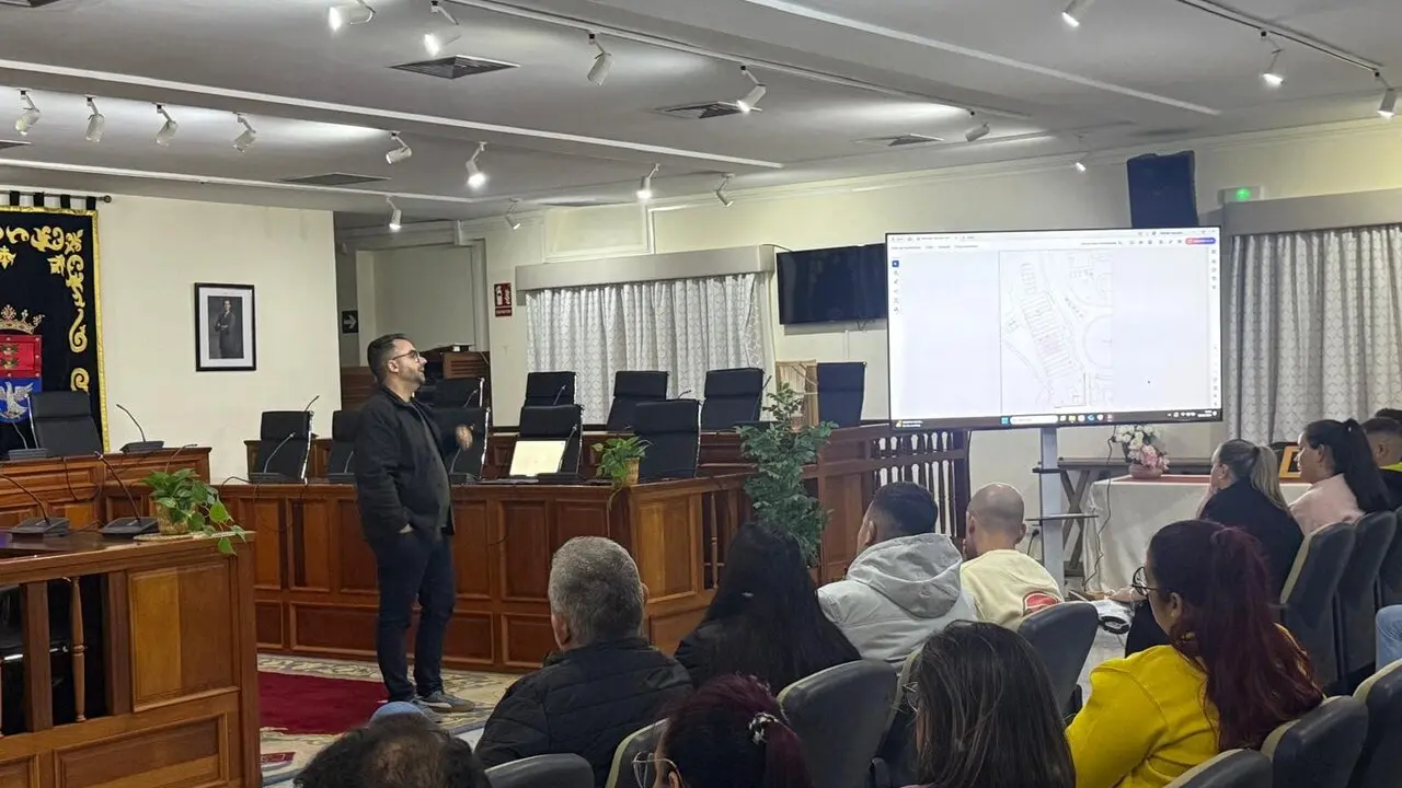 Reuni&oacute;n con representantes de agrupaciones carnavaleras (5)