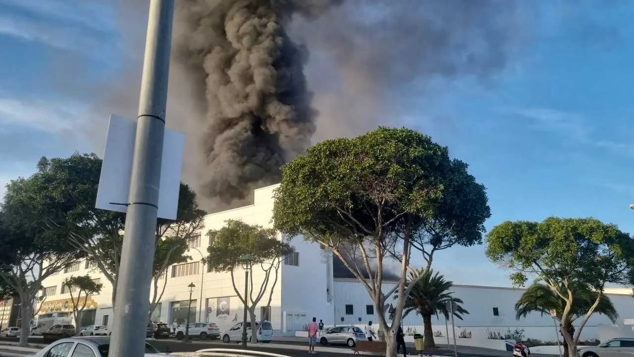 Incendio en la sede de Lanzarote Bus 2