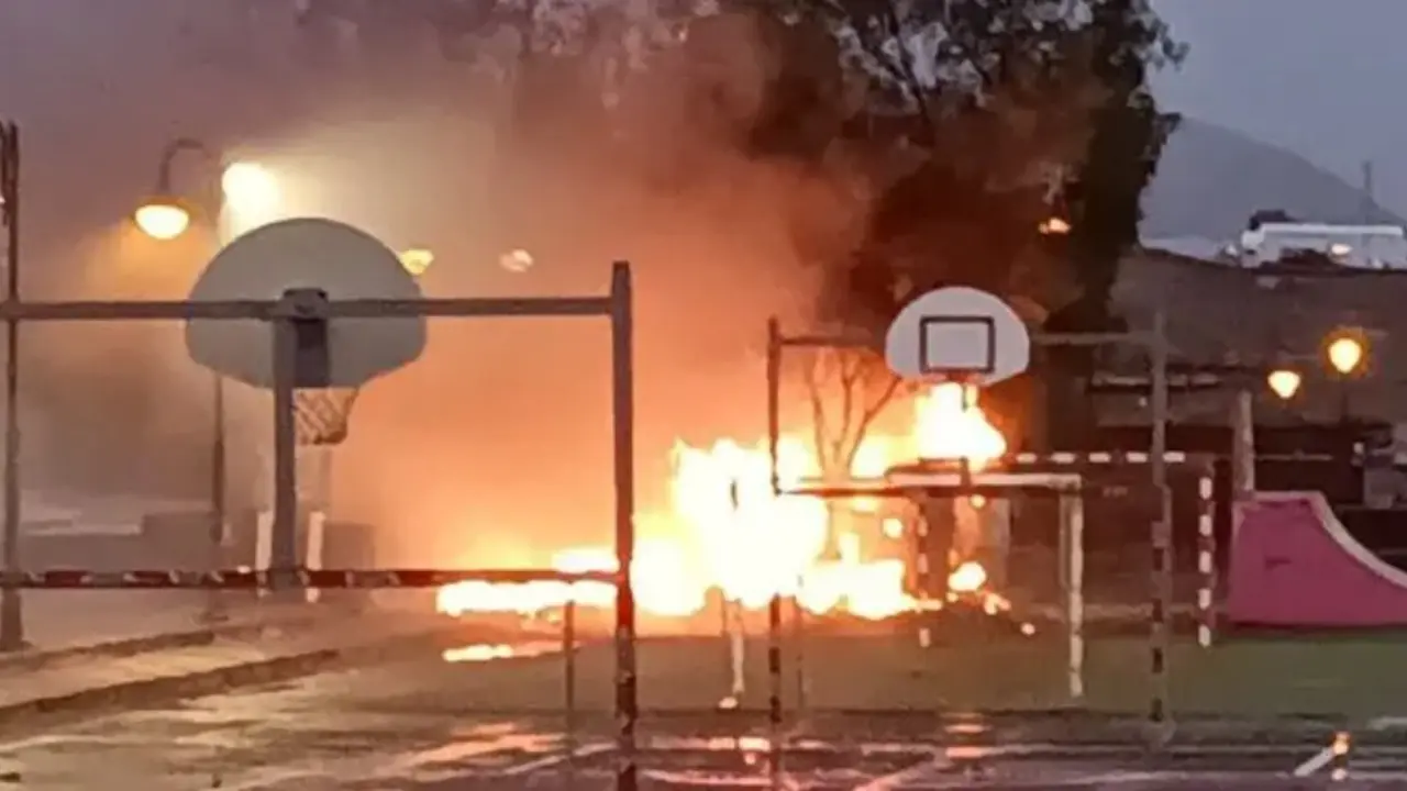 El fuego arras&oacute; la furgoneta-bar 3