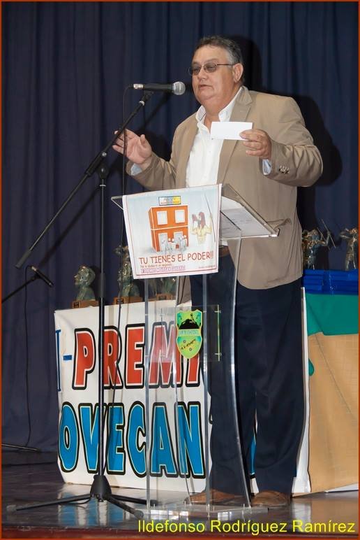 Andrés Santana presentando los Premios