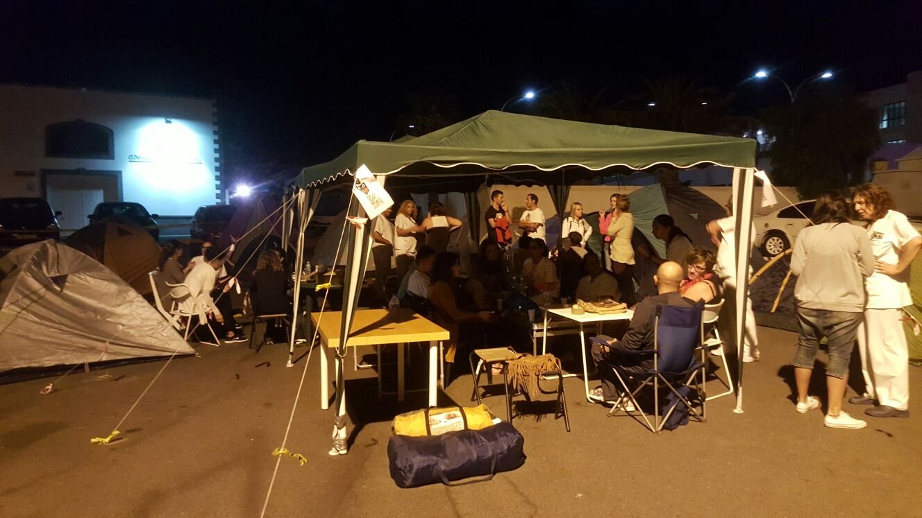 Campamento de protesta a las puertas del Hospital 2