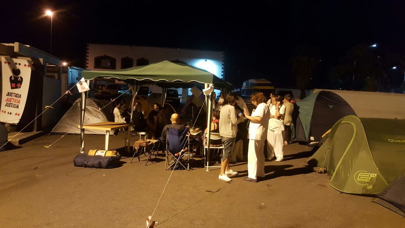 Campamento de protesta a las puertas del Hospital