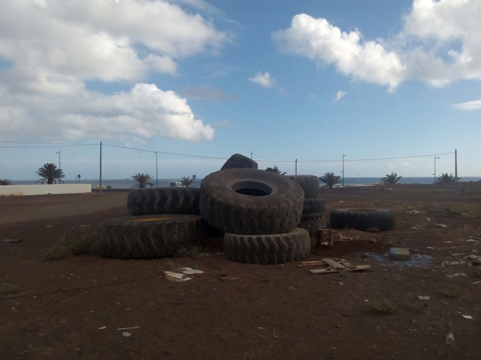 Barura amontonada junto a la carretera de Los Mármoles 3