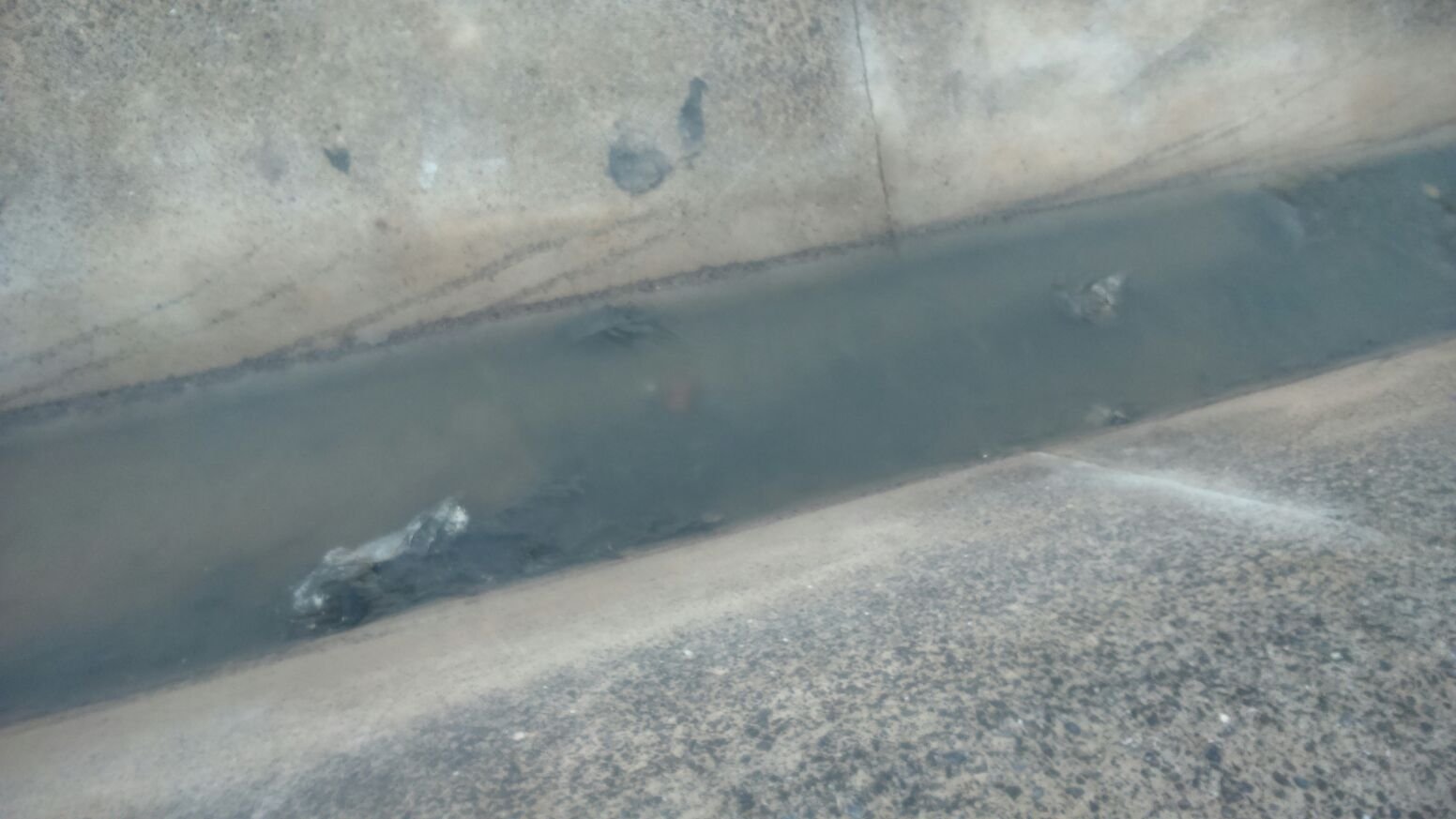 El agua de la depuradora corriendo