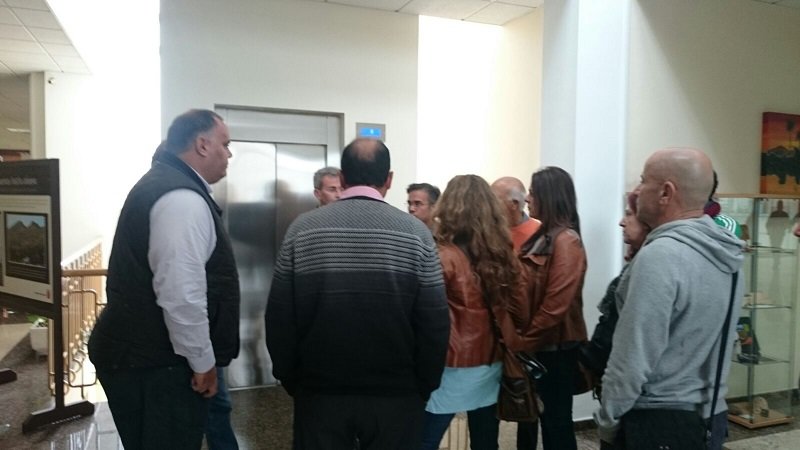 Manolo Cabrera frente a los comerciantes afectados 2