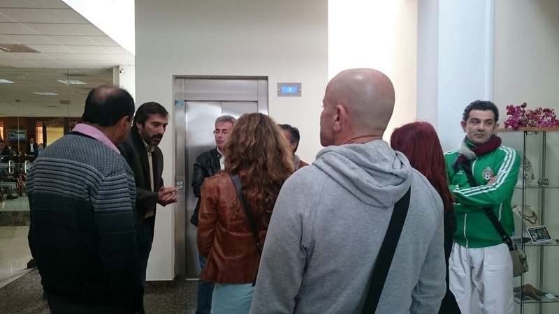 Los comerciantes hablando con el Presidente del Cabildo 2