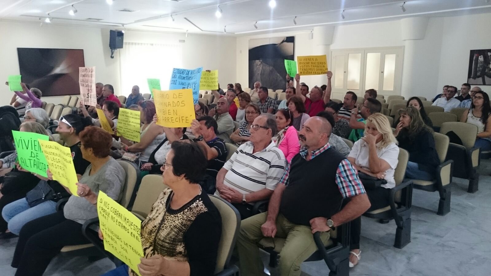 Los vecinos protestaron en el Ayuntamiento