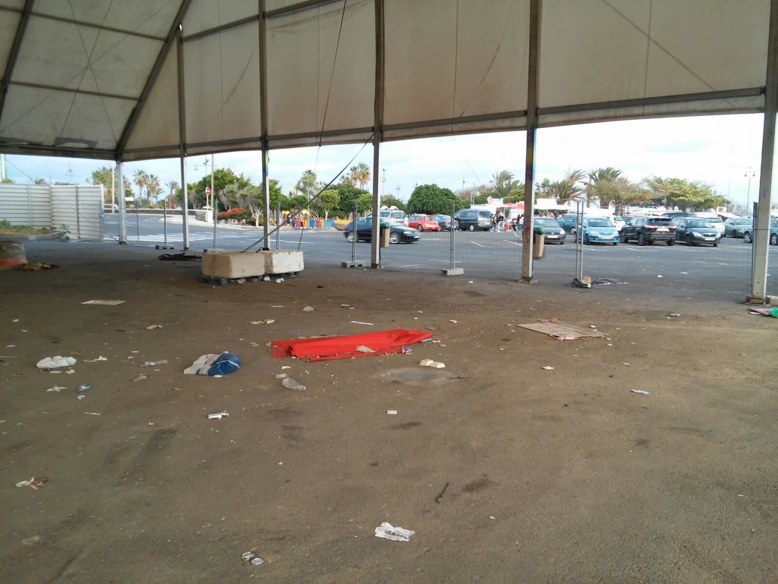 Basura bajo la carpa