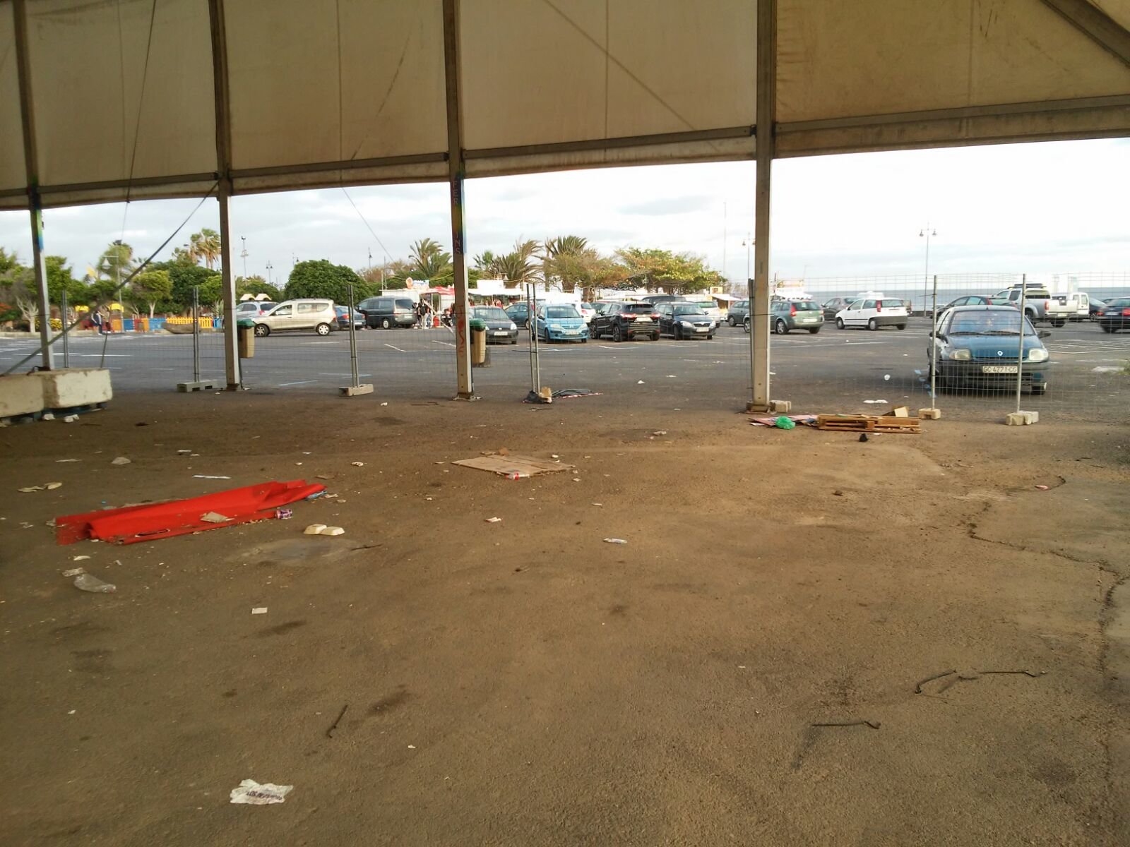 Basura bajo la carpa 5