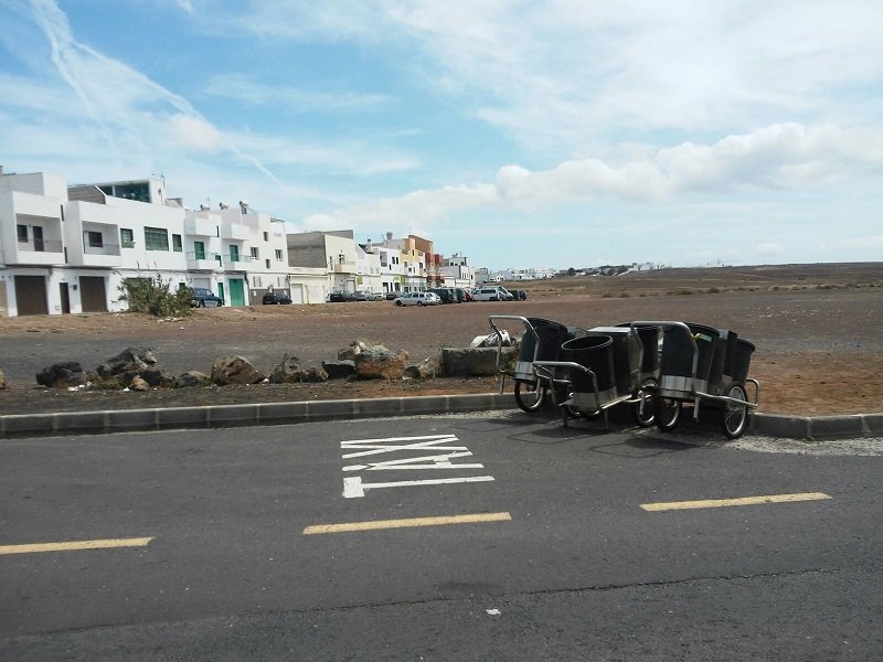 Carros de limpieza en la parada de taxis 2