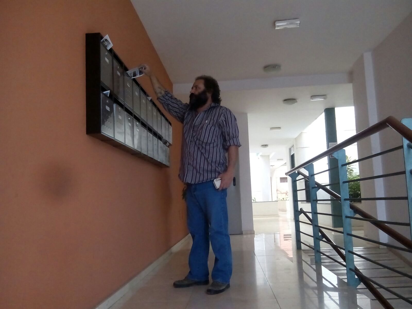 Distribuyendo dípticos en Gómez Ulla