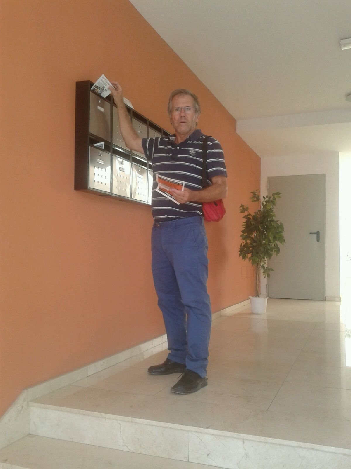 Distribuyendo dípticos en Gómez Ulla 2