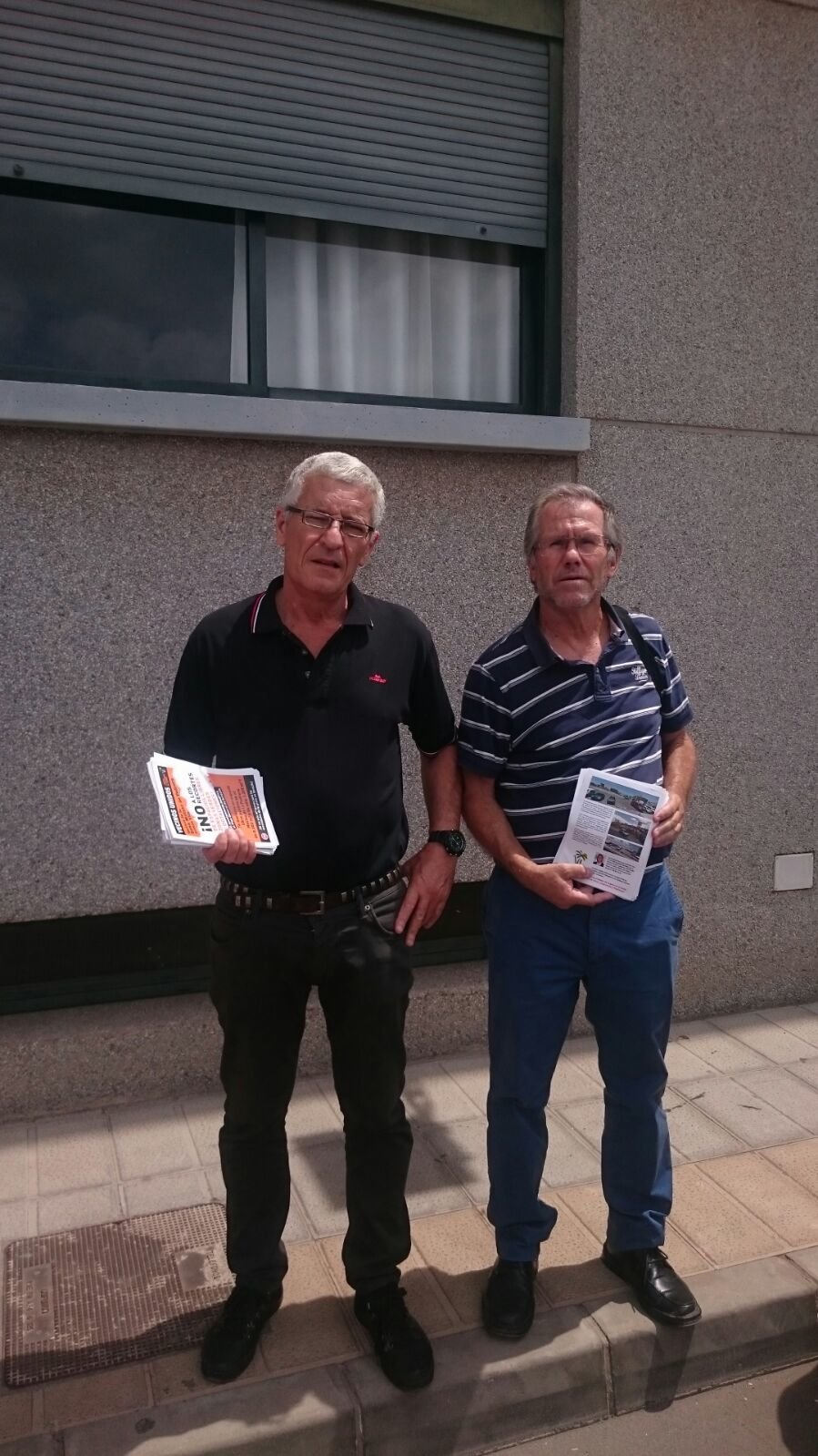 Distribuyendo dípticos en Gómez Ulla 3