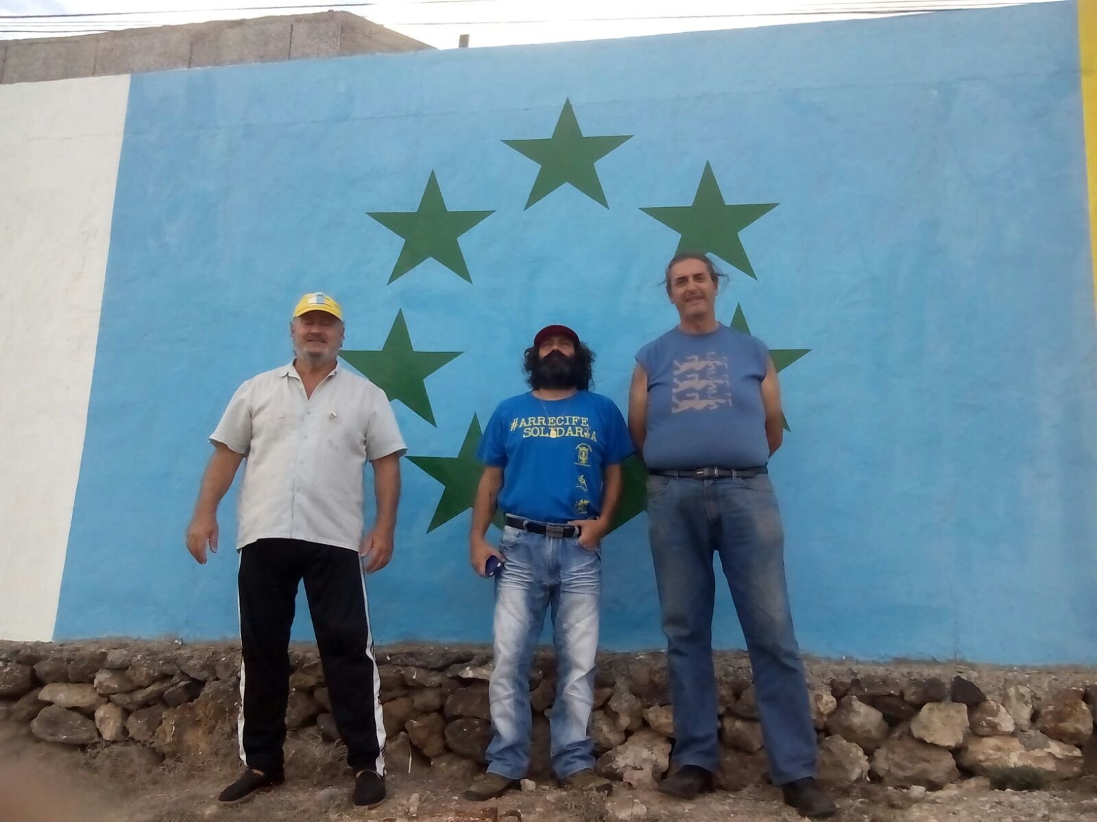 Gran Bandera Canaria en la sede de VECINOS UNIDOS 2